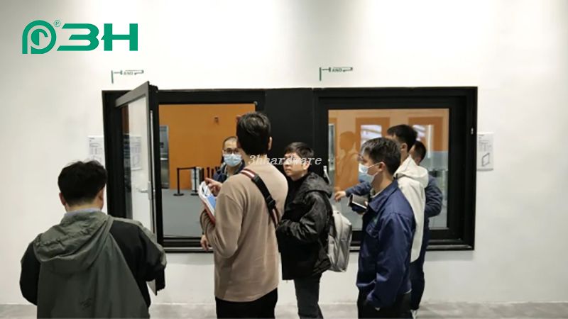 Triển l&atilde;m phần cứng cửa sổ 111